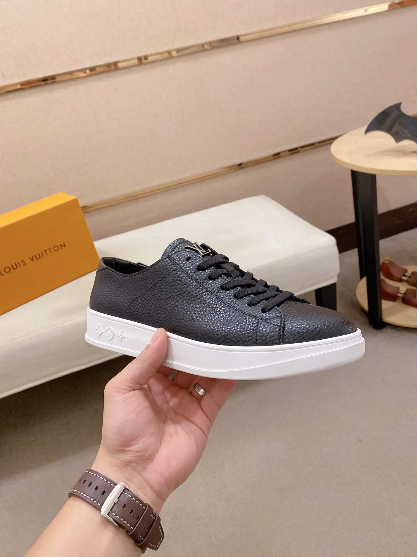 Men's shoes💰 440💰louis vuitton (Louis Vuitton/lv) top 🔍🔍 new models are on sale at the same time at the counter. The upper 🇮🇹 is imported from Italy first-layer cowhide, and the lining is fully imported sheepskin 💪💪, completely 1⃣️ to 1 ⃣️Re-engraved🇮🇹💪💪, ⚠Sole: The original sole is specially provided by the original factory, the exclusive movable molded sole is super comfortable, ⚠The original factory follows the order, 🔍🔍high quality, you can enter and exit the counter at will, welcome to compare⚠. Code number:38-44